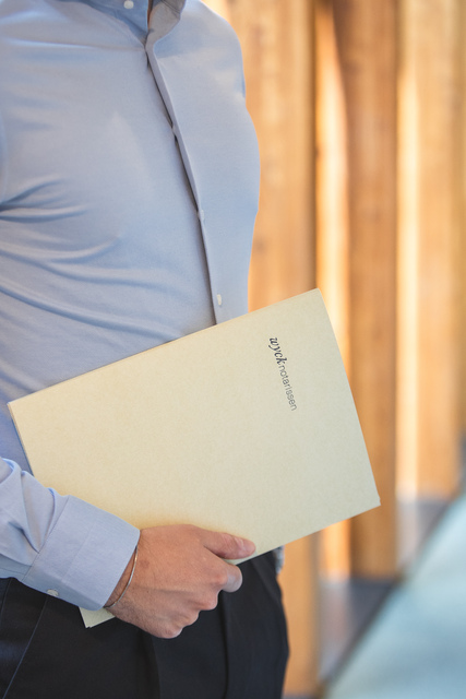 man houdt wyck notarissen map vast